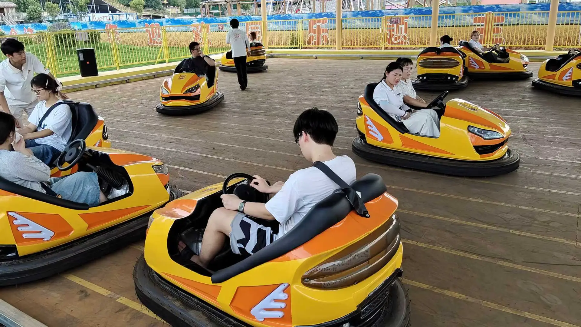 Bumper car ride with multiple cars on grid floor